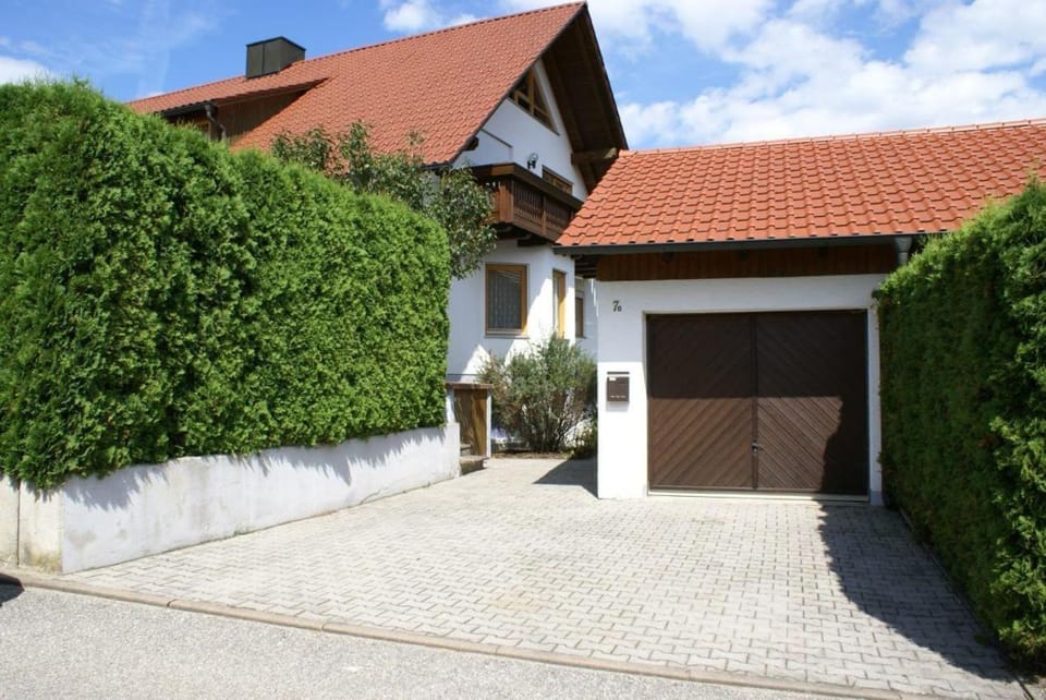 Facade/entrance, Neighbourhood