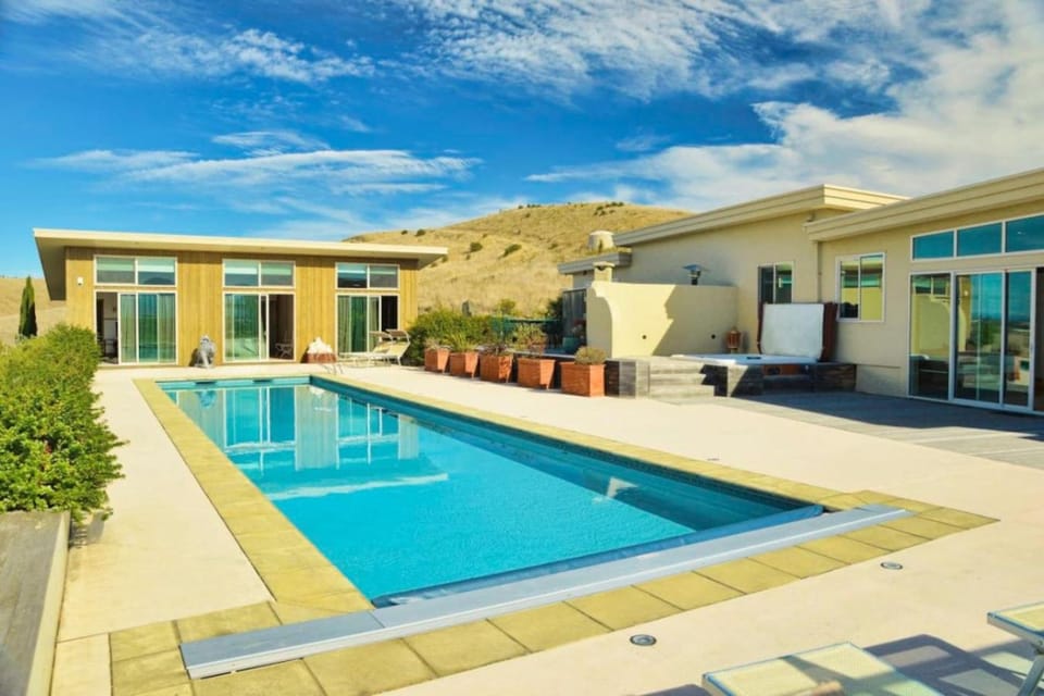 Chagall Suite in an 6-bedroom luxury villa House in Blenheim