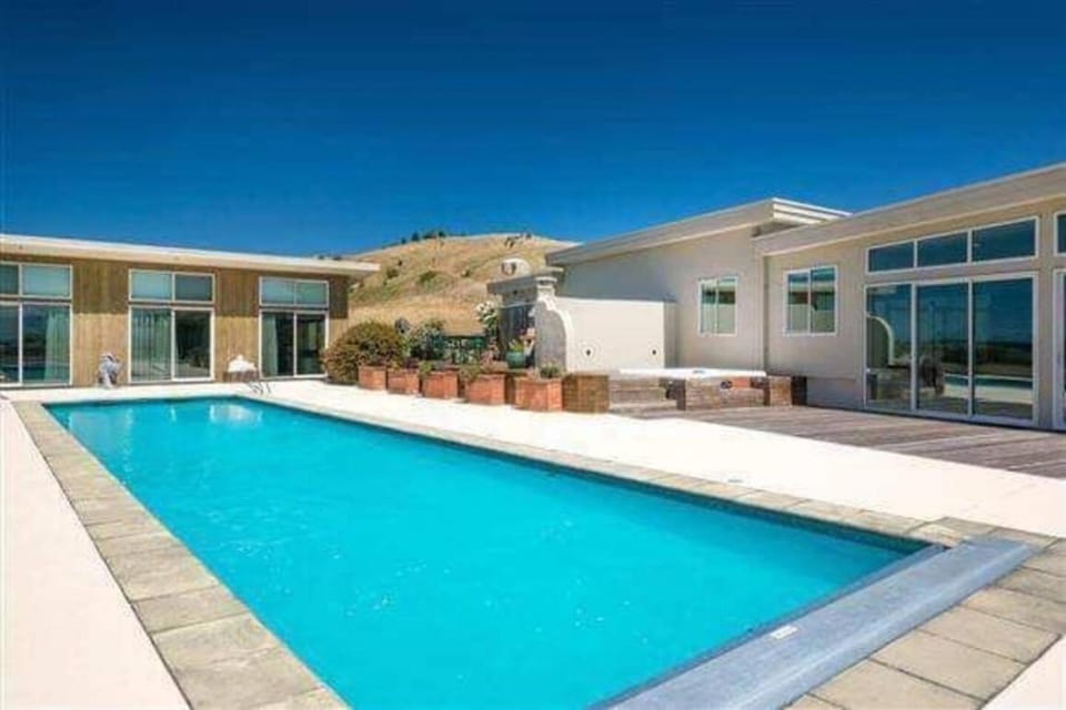 Chagall Suite in an 6-bedroom luxury villa House in Blenheim
