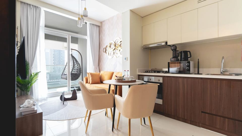 TV and multimedia, Kitchen or kitchenette, Living room, Seating area, Dining area