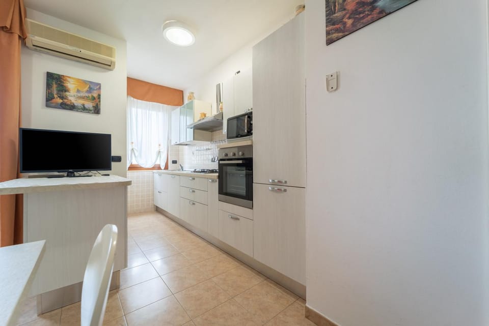 TV and multimedia, Kitchen or kitchenette, Dining area, oven, stove