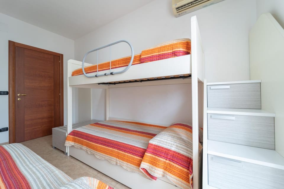 Bed, Photo of the whole room, Bedroom, bunk bed