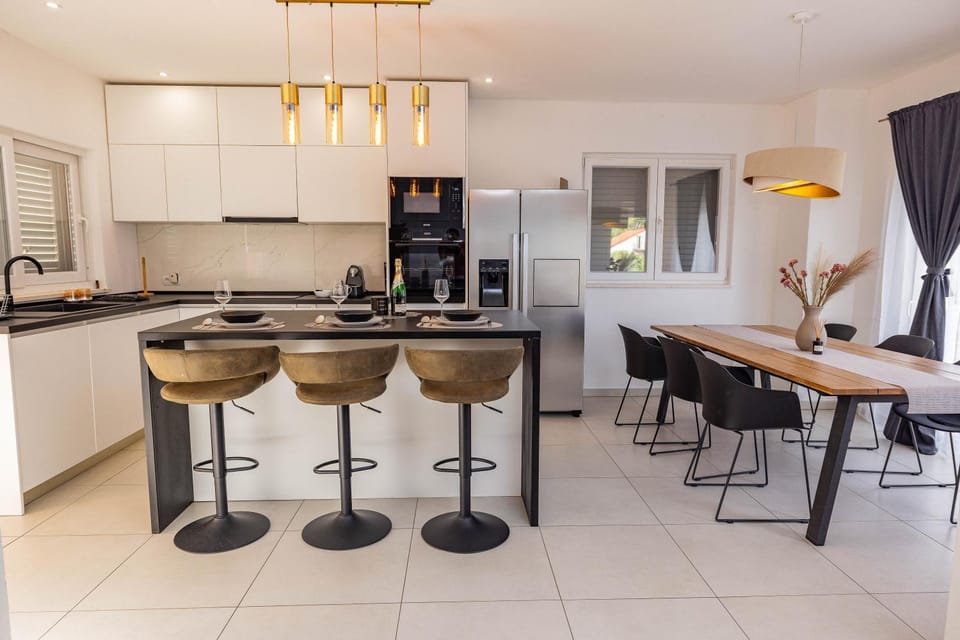 Kitchen or kitchenette, Dining area, oven