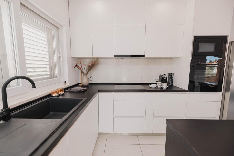 Kitchen or kitchenette, dishwasher, stove