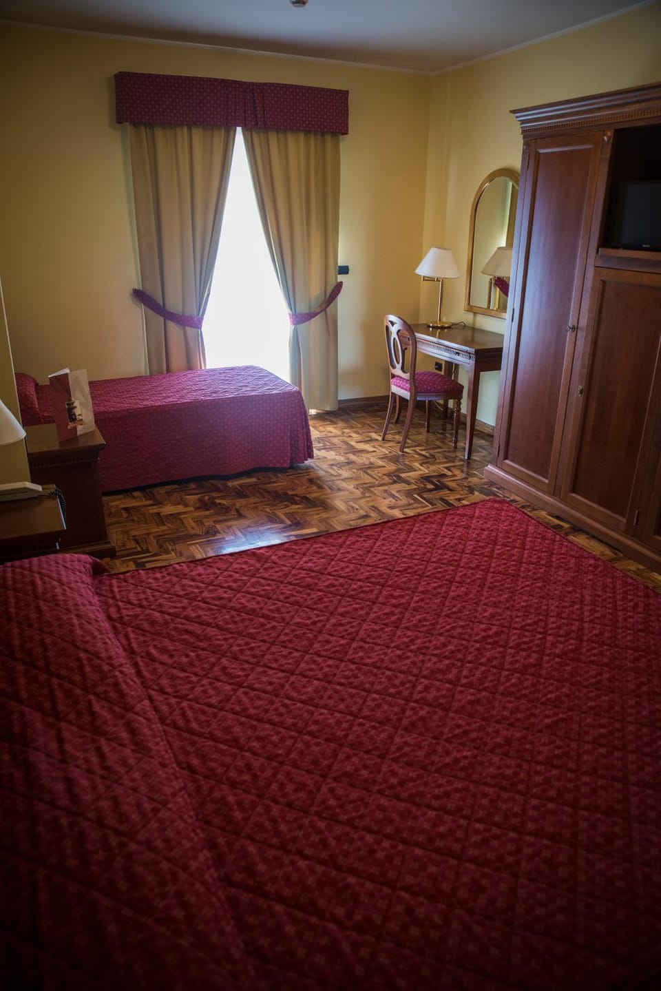 Photo of the whole room, Seating area