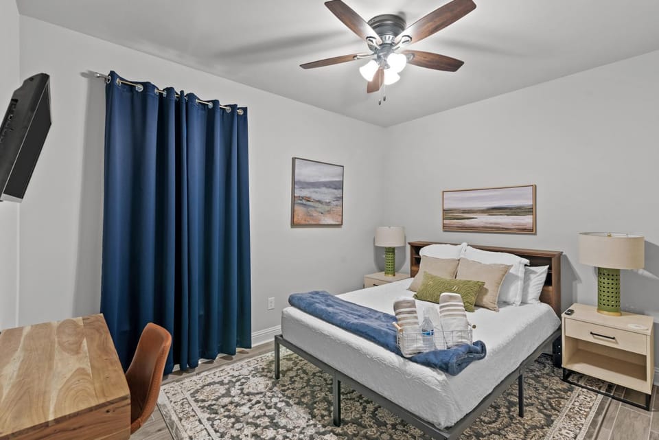 Bed, TV and multimedia, Photo of the whole room, Seating area, Bedroom