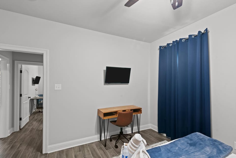 Bed, TV and multimedia, Bedroom