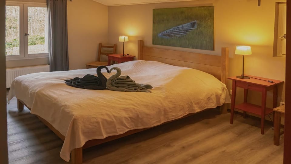 Bed, Photo of the whole room, Bedroom, towels