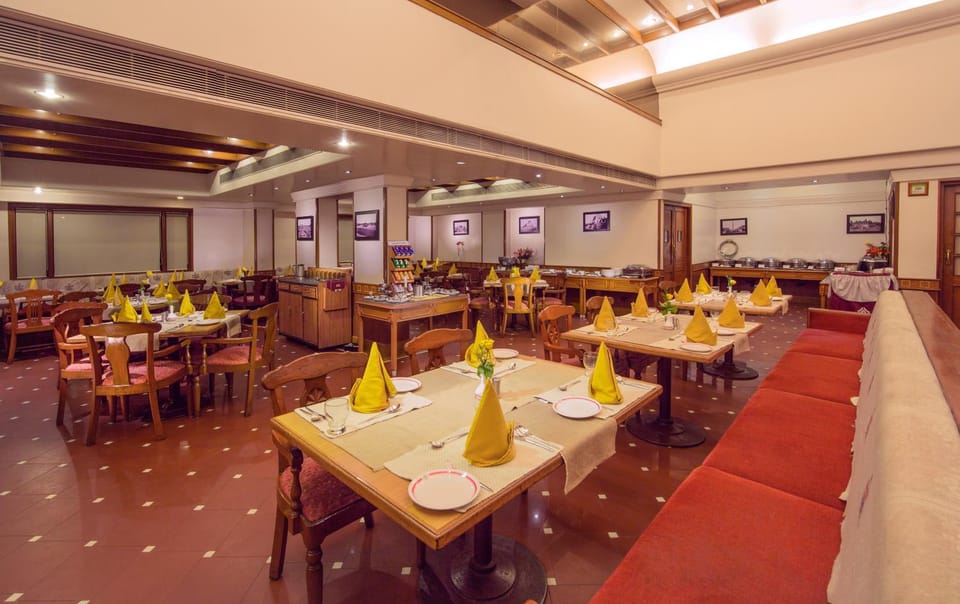 Restaurant/places to eat, Restaurant/places to eat, Banquet/Function facilities, Seating area