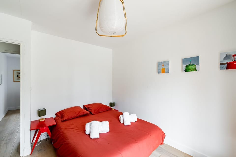Bed, Photo of the whole room, Bedroom