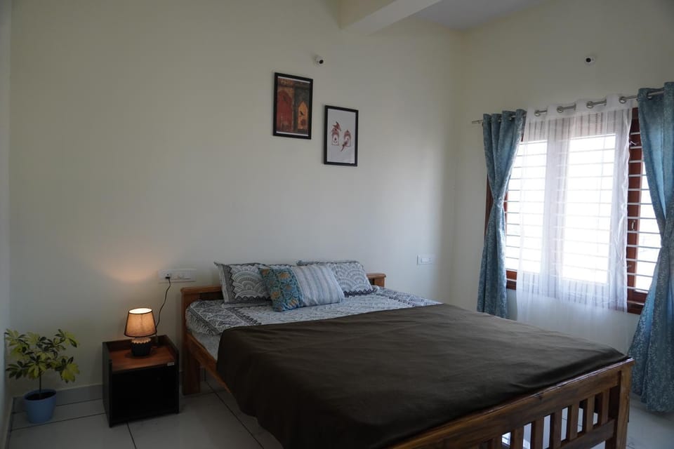 Photo of the whole room, Bedroom