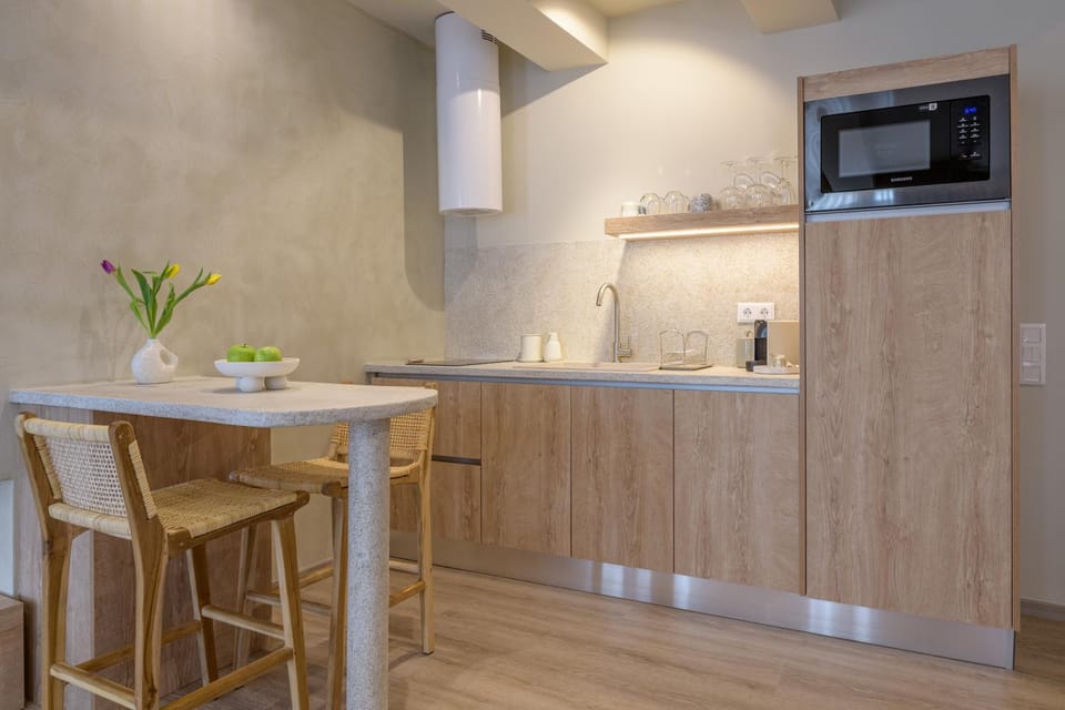 Kitchen or kitchenette, Dining area, stove