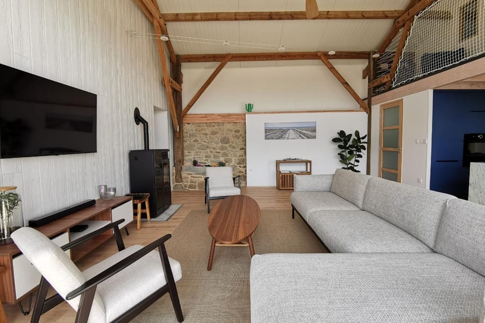 Communal lounge/ TV room, TV and multimedia, Living room, Seating area, Evening entertainment