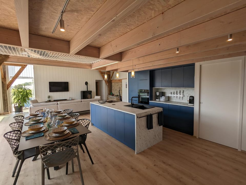 Coffee/tea facilities, Kitchen or kitchenette, Dining area, oven, stove