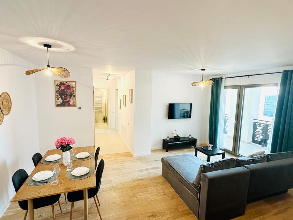 Communal lounge/ TV room, TV and multimedia, Living room, Seating area, Dining area