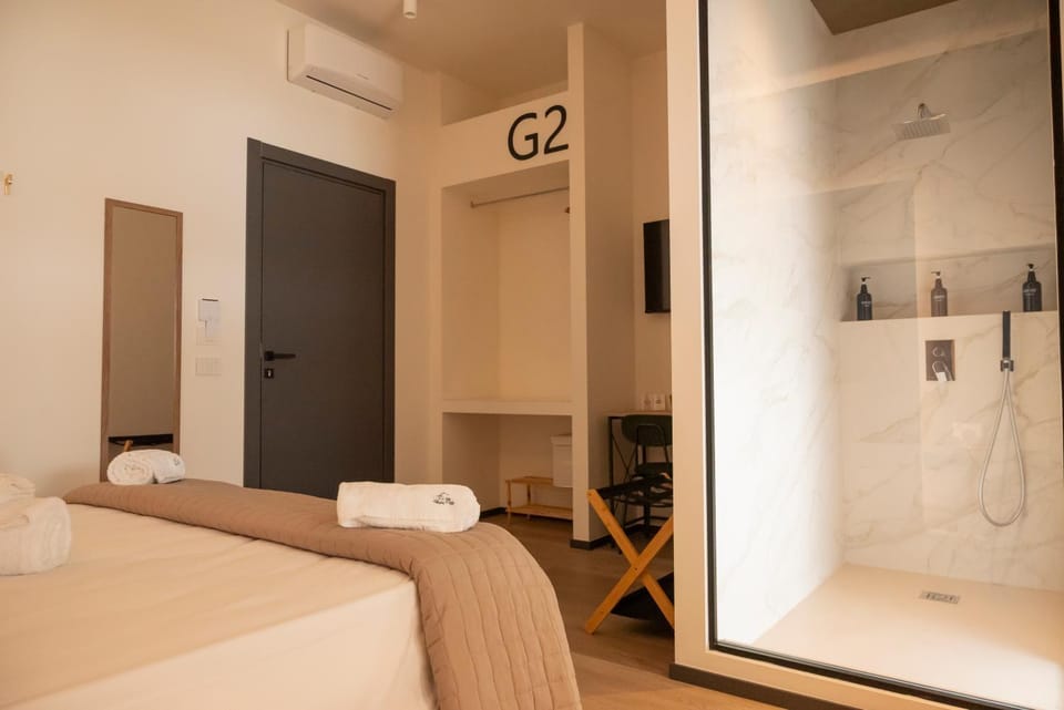 Shower, Bedroom, towels
