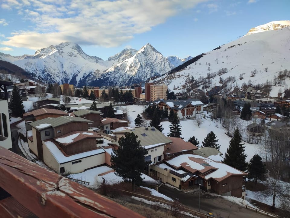 Studio les 2 Alpes au Village 1800m-Commerces et télésiège à 50m-Retour ski au pied Apartment in Les Deux Alpes