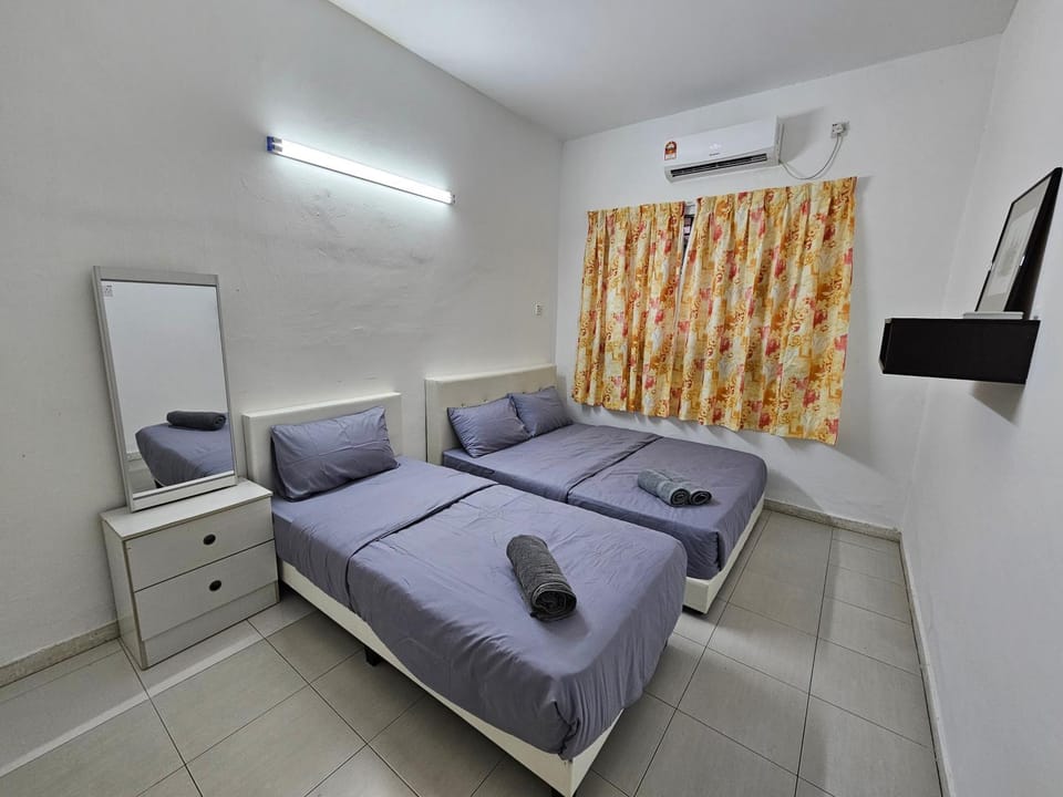 Bed, TV and multimedia, Photo of the whole room, Seating area, Bedroom, towels, air conditioner