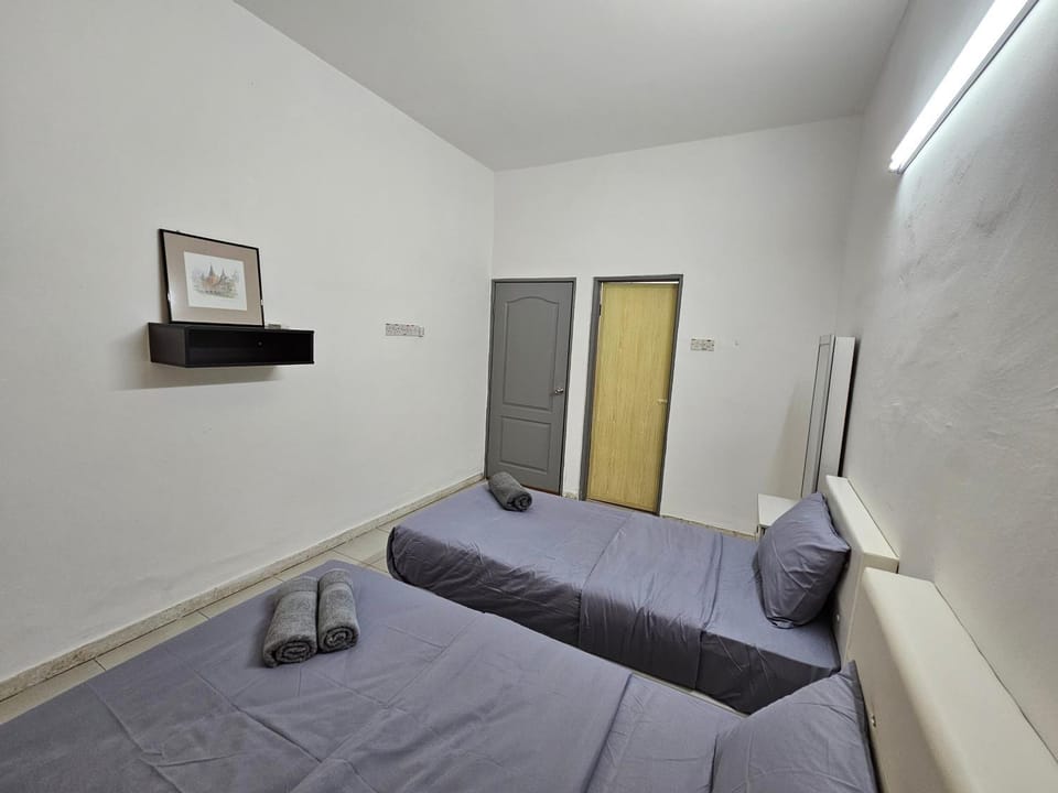 Bed, TV and multimedia, Living room, Photo of the whole room, Seating area, Bedroom