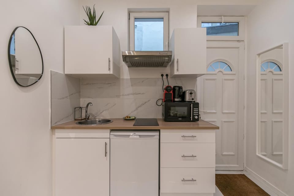 Coffee/tea facilities, Kitchen or kitchenette, stove, toaster