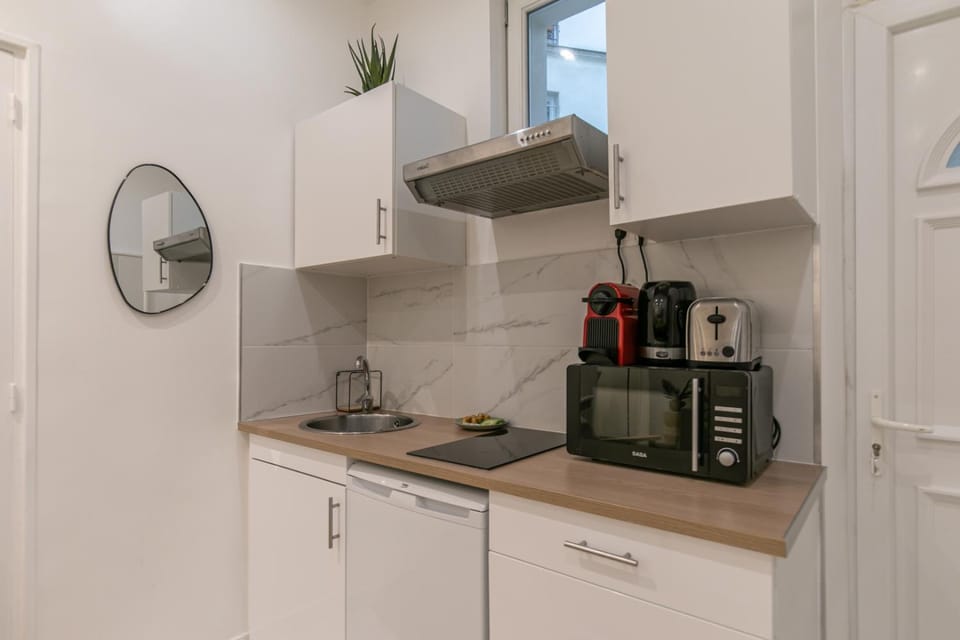 Coffee/tea facilities, Kitchen or kitchenette, stove, toaster