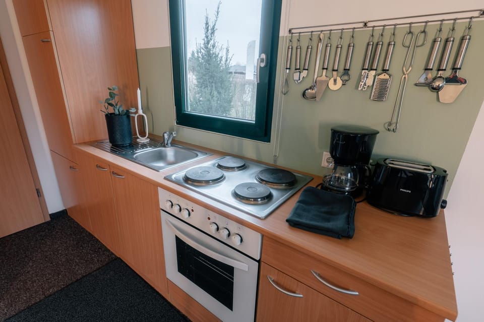 Coffee/tea facilities, Kitchen or kitchenette, stove, toaster, kitchen