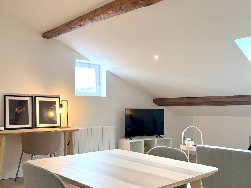 TV and multimedia, Living room, Seating area, heating, internet