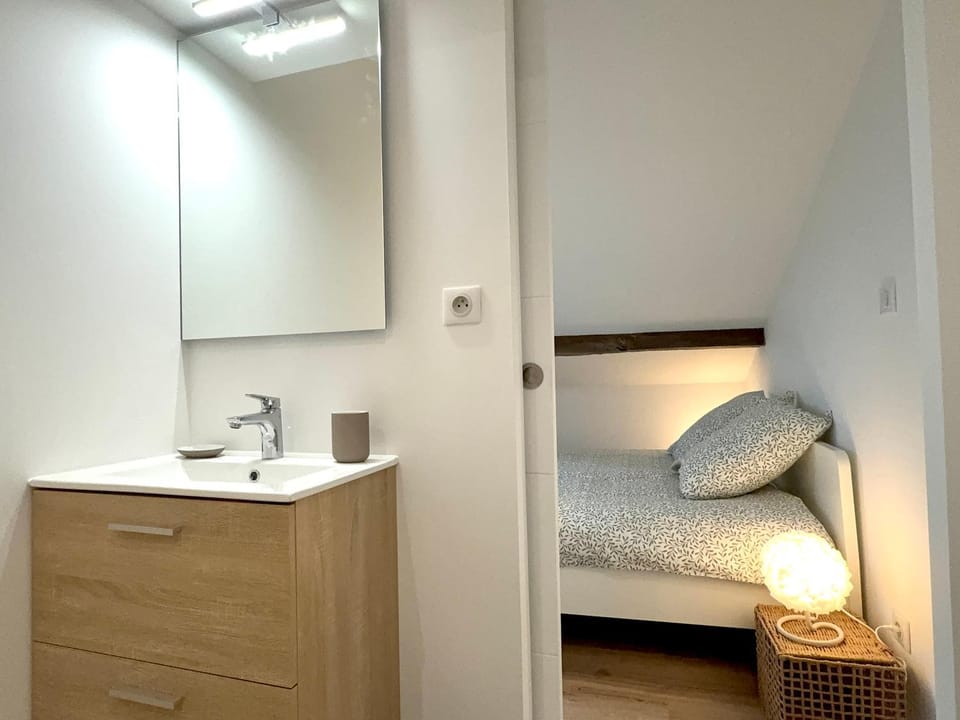 Shower, Toilet, Bed, Bathroom, heating, internet