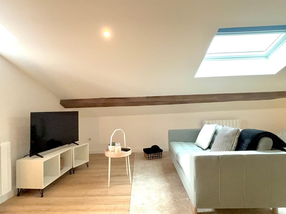 TV and multimedia, Living room, Seating area, heating, internet