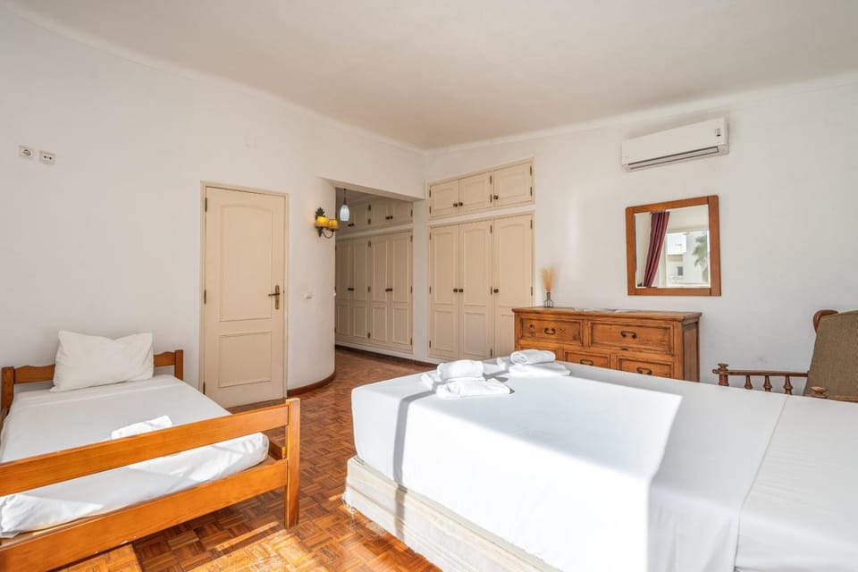 #278 Central Apartment Local Experience Villa in Albufeira