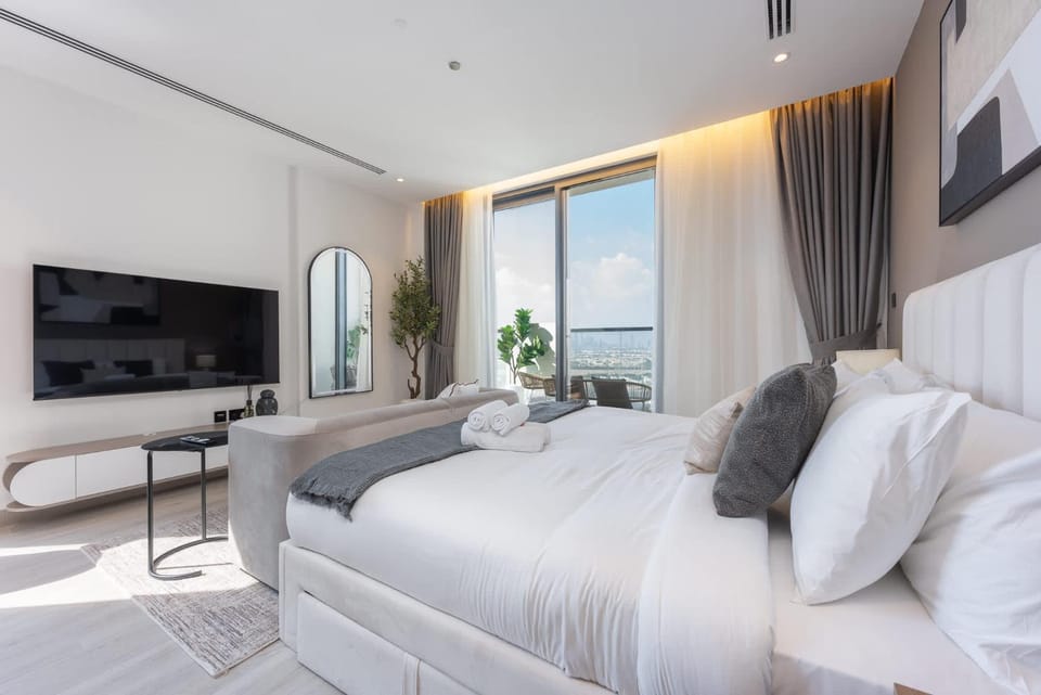 Free housekeeping visits during your stay - StayShort - Sleek Studio in Jumeirah Village Triangle Apartment in Dubai