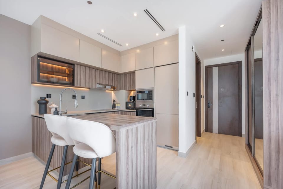 Free housekeeping visits during your stay - StayShort - Sleek Studio in Jumeirah Village Triangle Apartment in Dubai