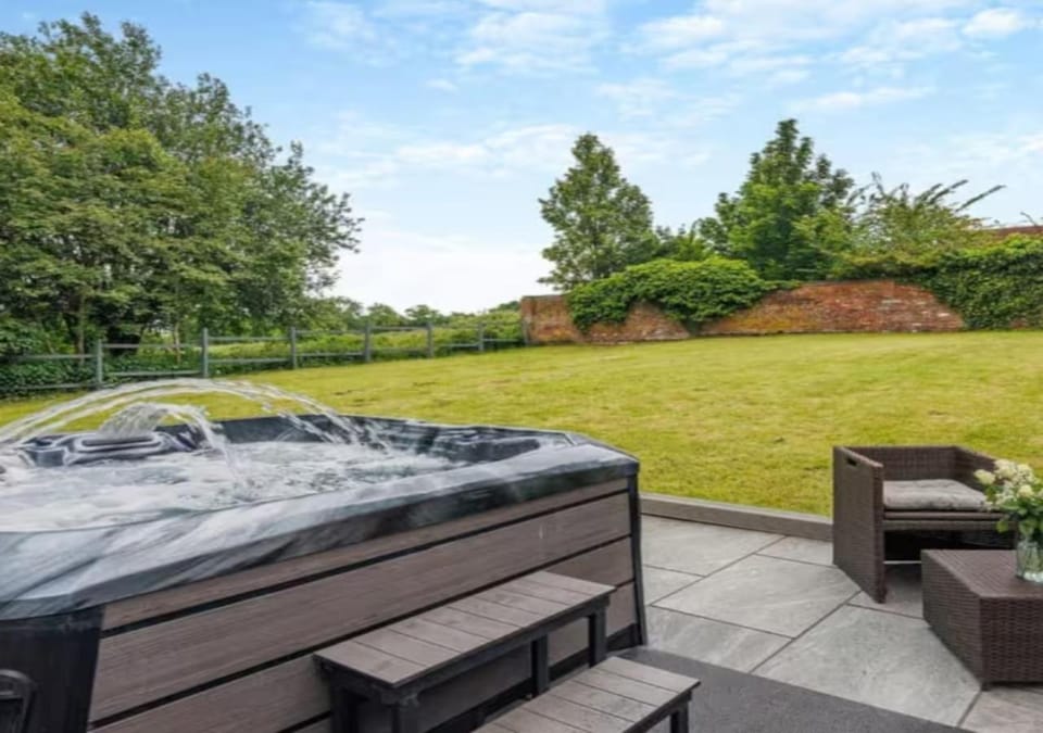 Spring, Day, Natural landscape, Garden, Living room, Seating area, Garden view, sunbed