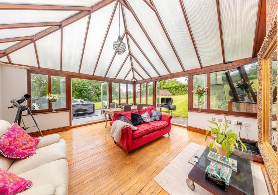 Patio, Communal lounge/ TV room, Day, Garden, TV and multimedia, View (from property/room), Balcony/Terrace, Living room, Seating area, Evening entertainment, Garden view