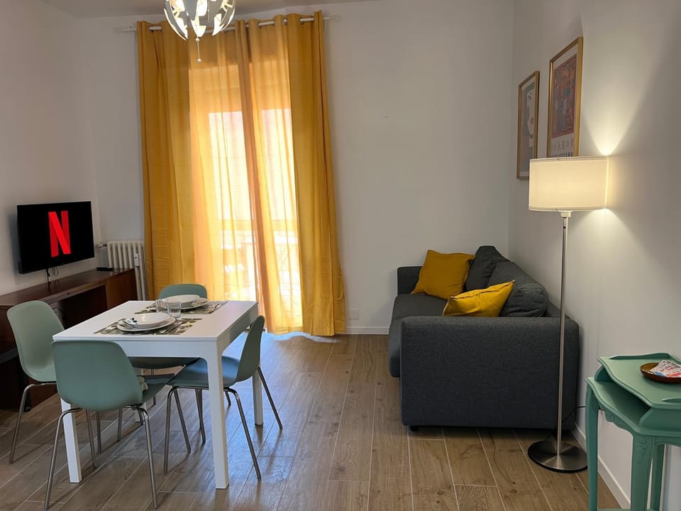 Communal lounge/ TV room, TV and multimedia, Living room, Seating area, Dining area