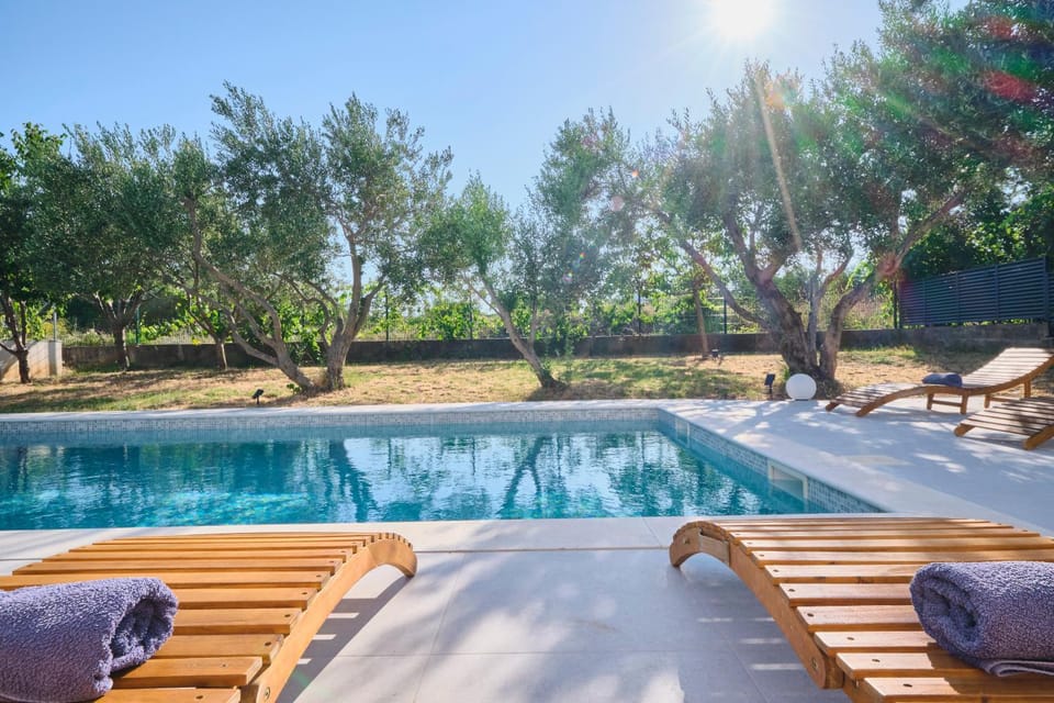 Garden view, Swimming pool, sunbed