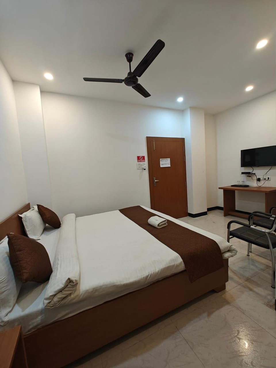 Bed, TV and multimedia, air conditioner