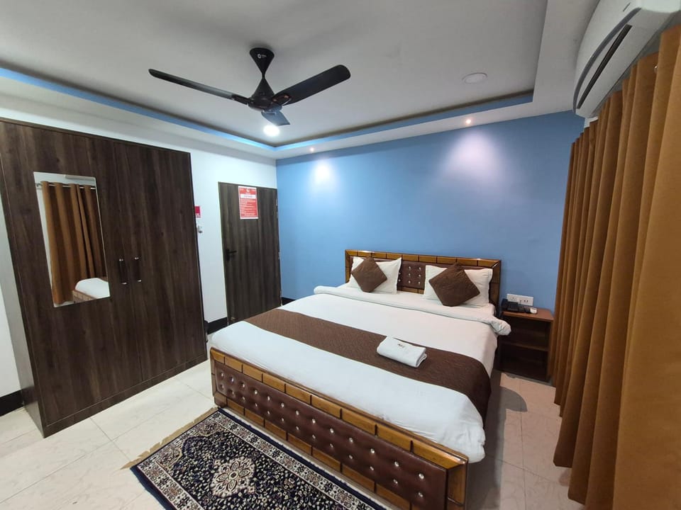 Bed, Photo of the whole room, Bedroom, wardrobe, air conditioner