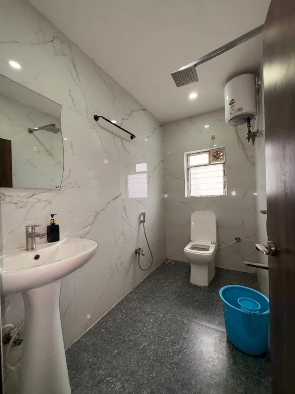 Shower, Toilet, Bathroom, towels