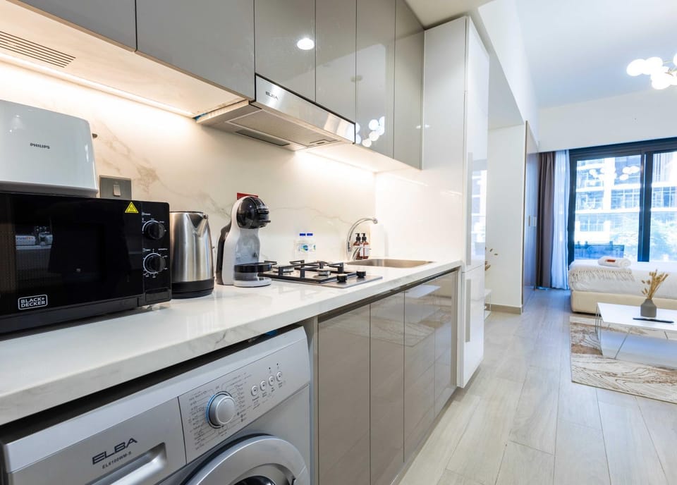10 Mins from Downtown Pool Gym Large Terrace Apartment in Dubai