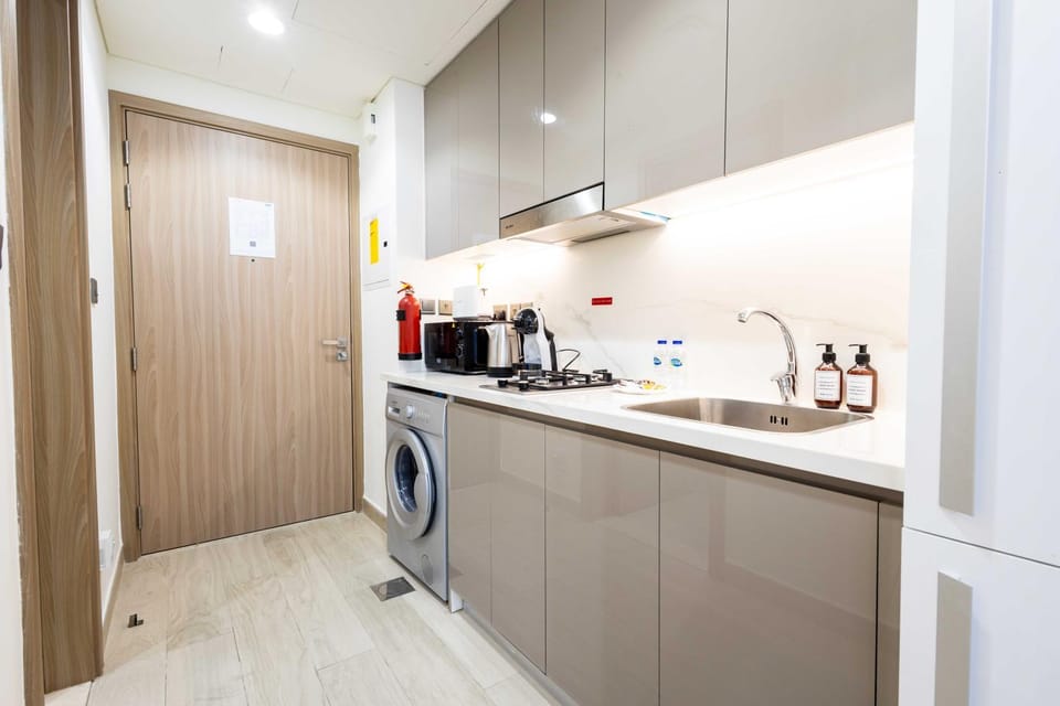 10 Mins from Downtown Pool Gym Large Terrace Apartment in Dubai