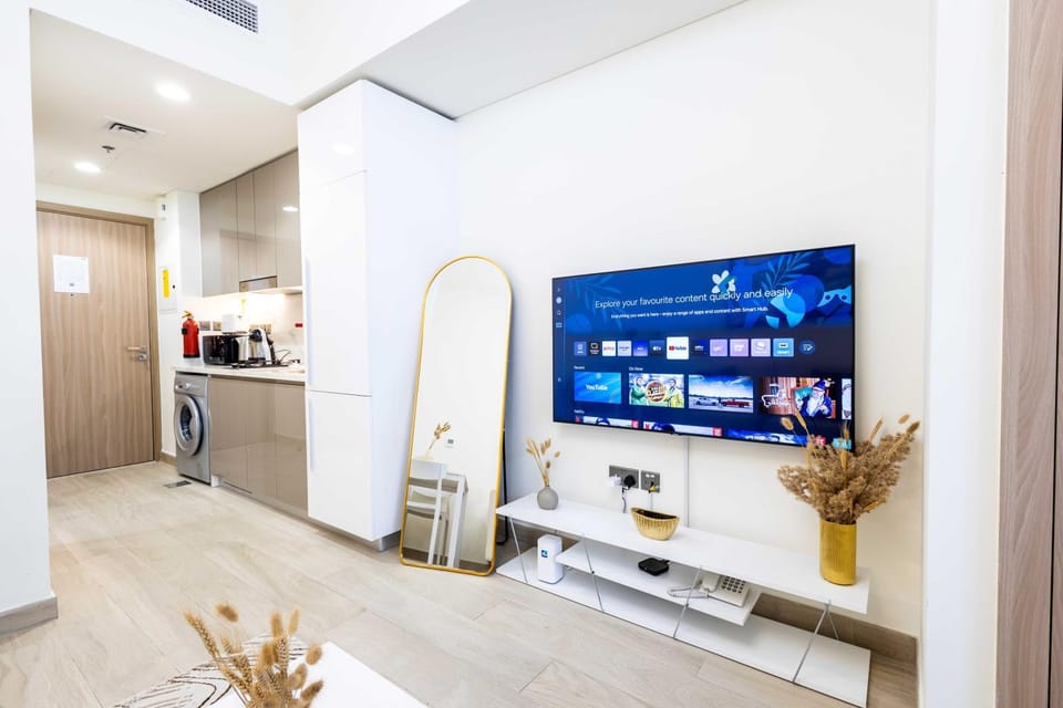 10 Mins from Downtown Pool Gym Large Terrace Apartment in Dubai