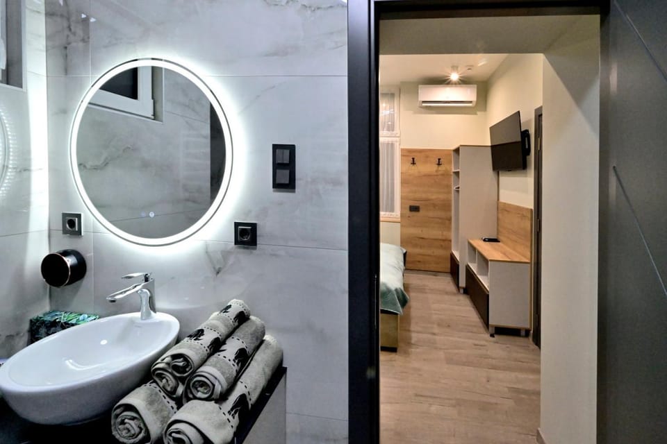 Shower, Toilet, Bathroom, towels