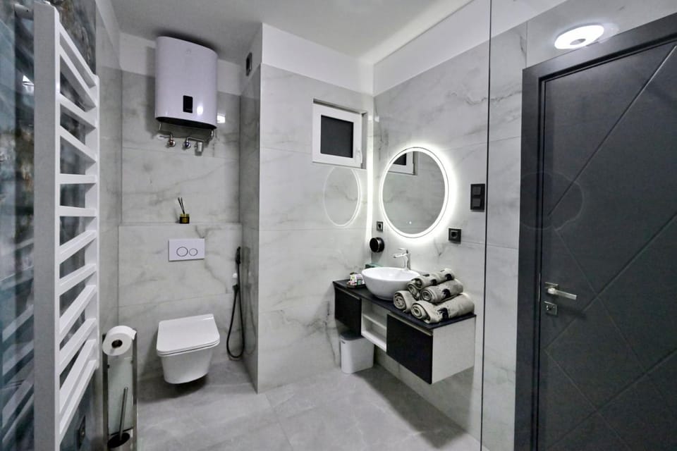 Toilet, Bathroom, towels