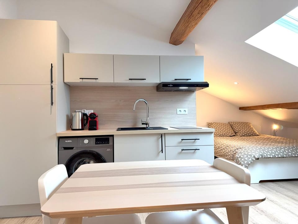 Coffee/tea facilities, Kitchen or kitchenette, Dining area, heating, internet, storage, stove, washing machine
