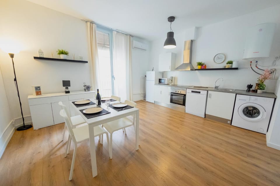 Kitchen or kitchenette, Dining area