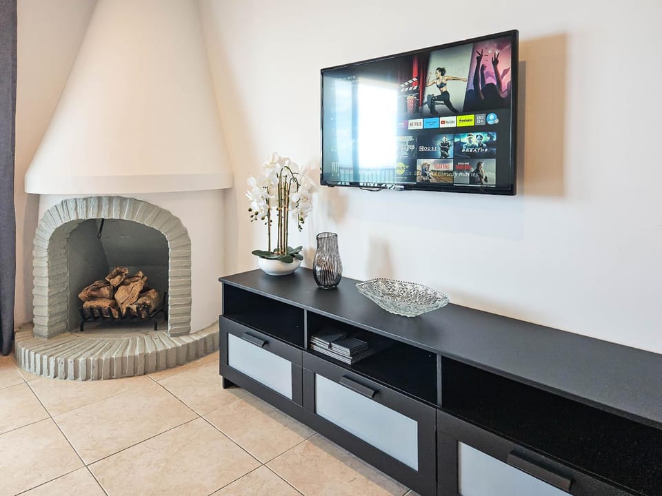 Communal lounge/ TV room, Living room