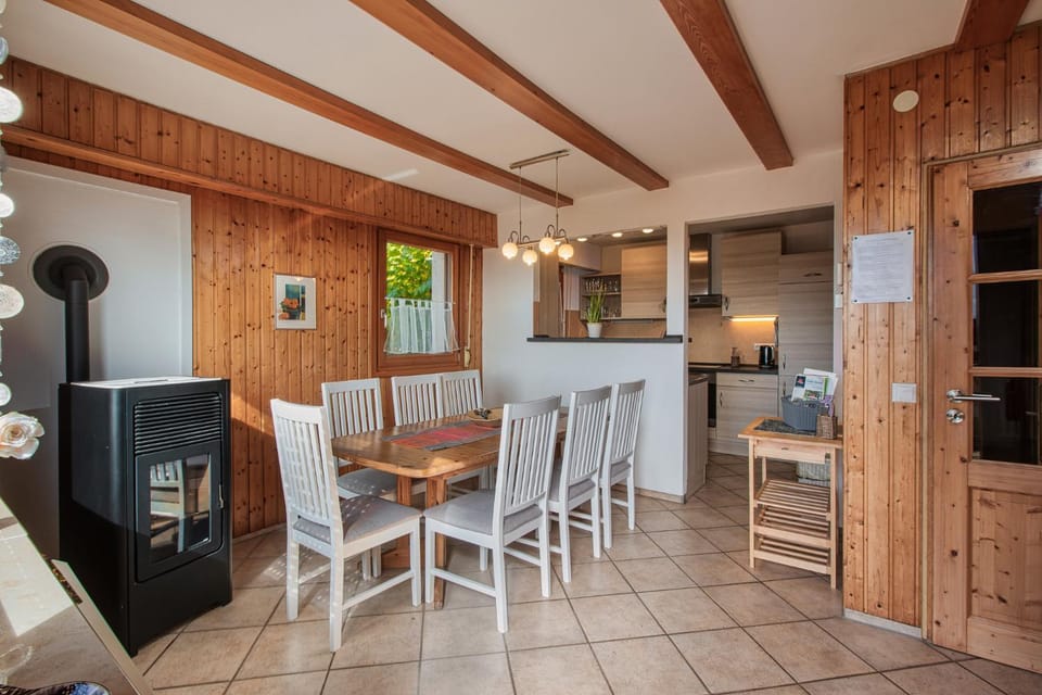 Dining area, Family, oven, pet friendly, kitchen