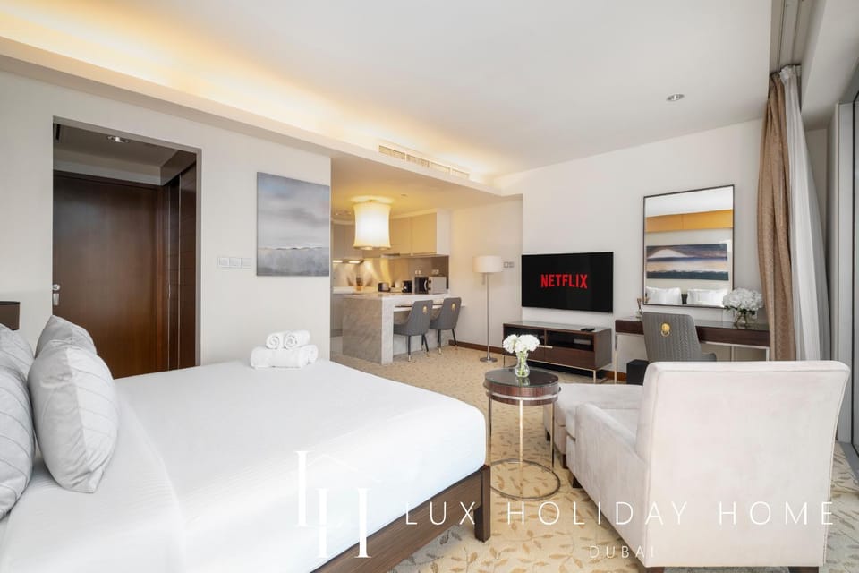 Bed, TV and multimedia, Dining area