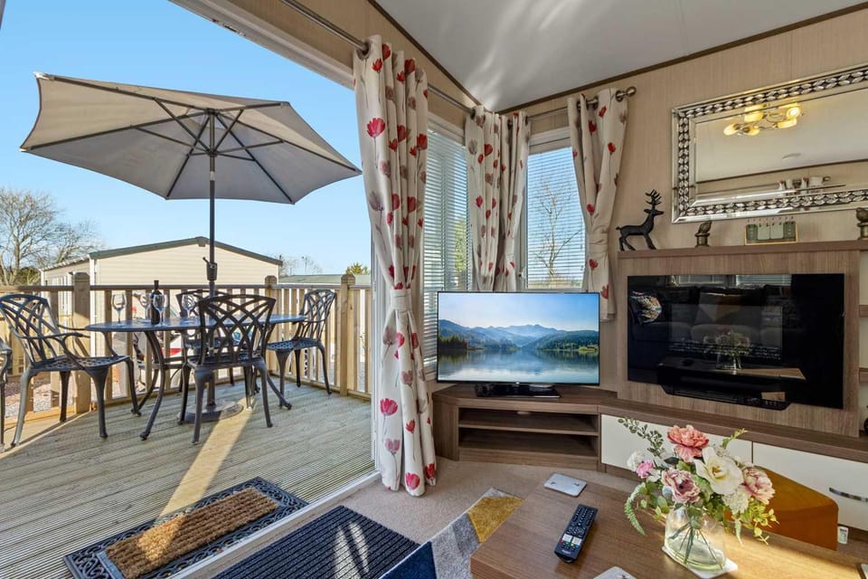 Property building, Patio, Day, Natural landscape, TV and multimedia, View (from property/room), Balcony/Terrace, Decorative detail, Decorative detail, Seating area, Dining area, Pets, Entertainment, pet friendly